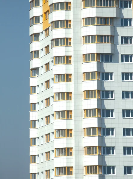 New building over blue clear cloudless sky — Stock Photo, Image