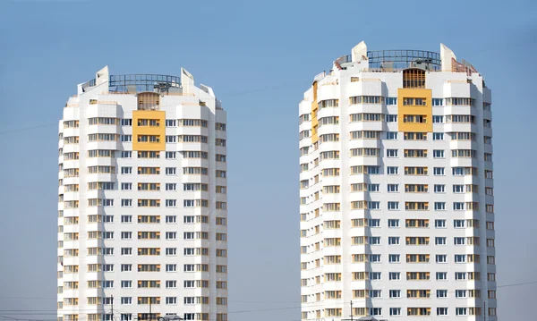 Framifrån av två byggande byggnader — Stockfoto