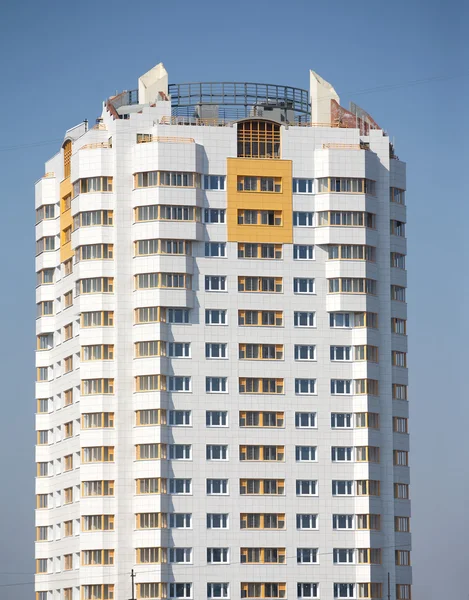 Novo edifício de construção sobre céu azul claro — Fotografia de Stock