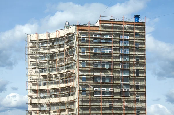 Novo edifício de construção sobre o céu e nuvens — Fotografia de Stock