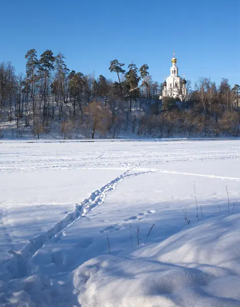 Vinterlandskap med ryska kyrkan på kulle — Stockfoto