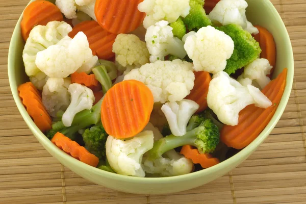 Warzywa w miska na białym tle zbliżenie — Zdjęcie stockowe