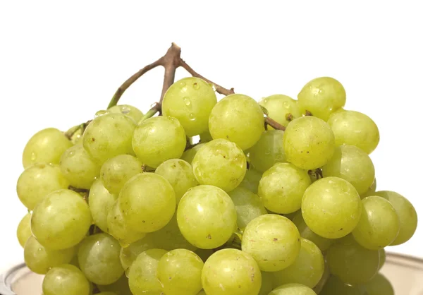 Bagas de uva verde em um prato isolado — Fotografia de Stock