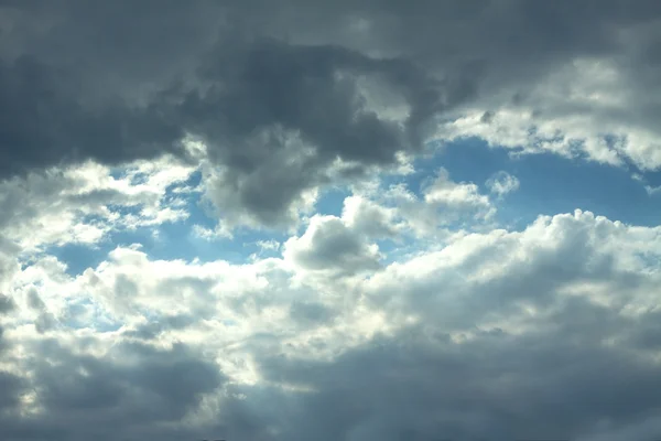 Wiele deszczowych chmur na niebie w lecie — Zdjęcie stockowe