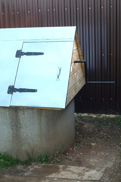 New well near brown fence close-up — Stock Photo, Image