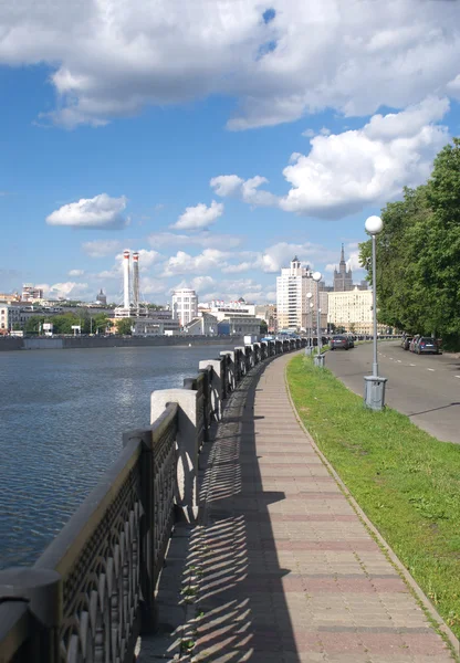 Moscow river and embankment in summer day — Stock Photo, Image