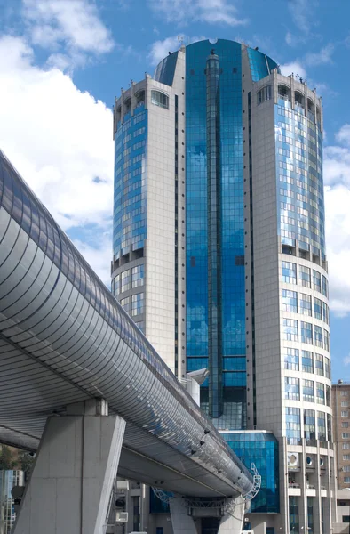 Moderno edificio de oficinas y puente — Foto de Stock