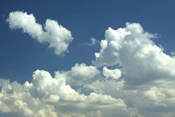Paisagem com nuvens brancas no céu azul como fundo — Fotografia de Stock