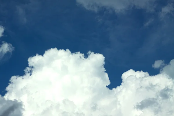 Nuvens brancas no céu azul — Fotografia de Stock