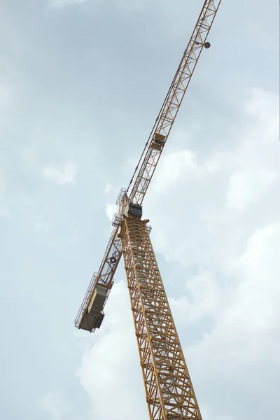 Construction hoisting crane over cloudy sky — Stock Photo, Image