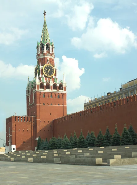 Спасская башня и кремлевская стена в Москве — стоковое фото