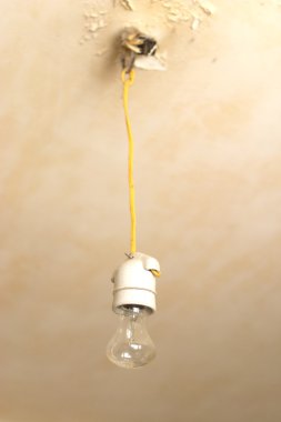 Elektrikli ampul closeup askıda kalıyor.