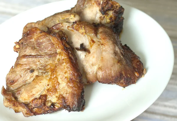 Gebratenes Fleisch auf Teller aus nächster Nähe — Stockfoto
