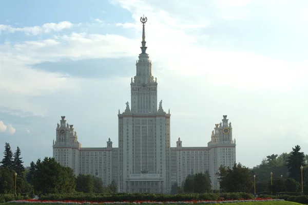 Вид спереди здания МГУ в летний день — стоковое фото