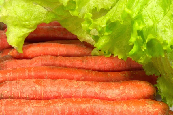 Vejetaryen yiyecekler: salata ve havuç — Stok fotoğraf