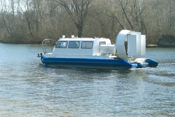 Hovercraft bir nehirde yüzen — Stok fotoğraf