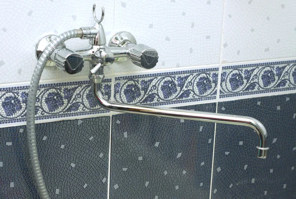 Водопроводные краны с горячей и холодной водой в ванной — стоковое фото