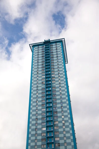 Hög moderna bostadshus under blå himmel med moln — Stockfoto