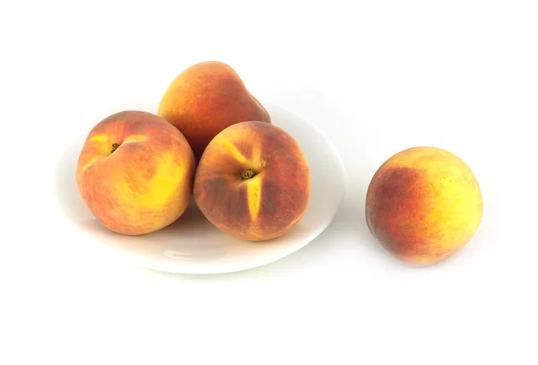 Персики на тарелке и не изолированы на белом крупным планом — стоковое фото