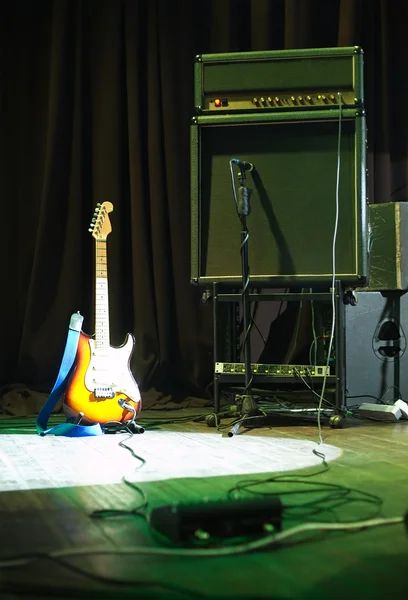 Elektrisk gitarr och förstärkare rack — Stockfoto