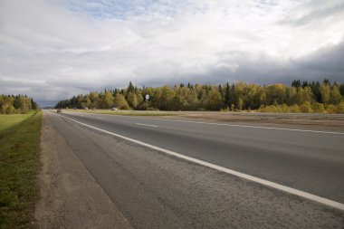 doğrudan banliyö karayolu ile erken sonbaharda otomobil