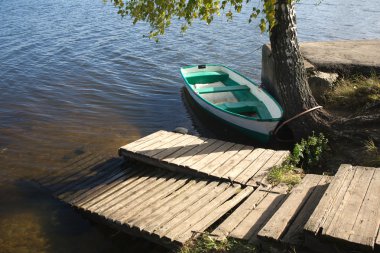 shore closeup bağlı eski bir tekne