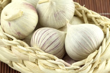 hasır sepet üzerinde mat makro straw sarımsak