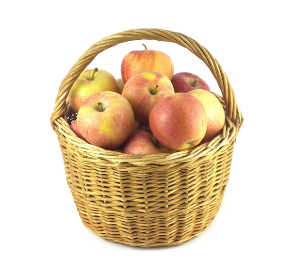 Reife Äpfel im Korb isoliert Nahaufnahme — Stockfoto