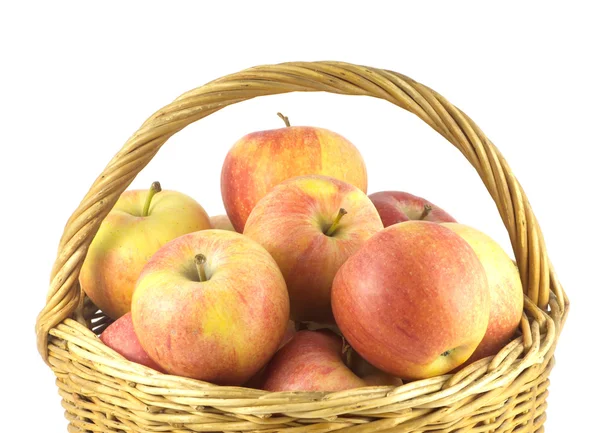 Dojrzałe jabłka kosz na białym tle zbliżenie — Zdjęcie stockowe