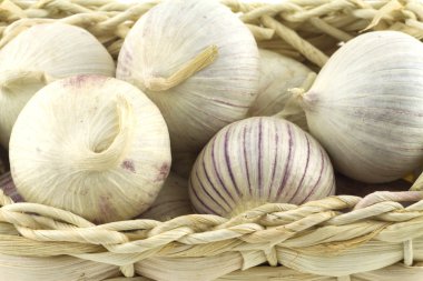 hasır sepet üzerinde mat makro straw sarımsak