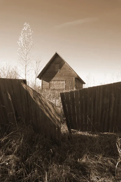 Opuštěný dům na venkově na podzim. Žánr fotografie — Stock fotografie