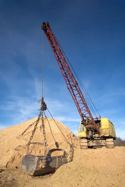 砂でハード バケツで大きなショベル — ストック写真