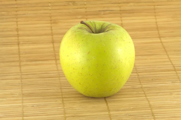 Apple on wicker mat — Stock Photo, Image