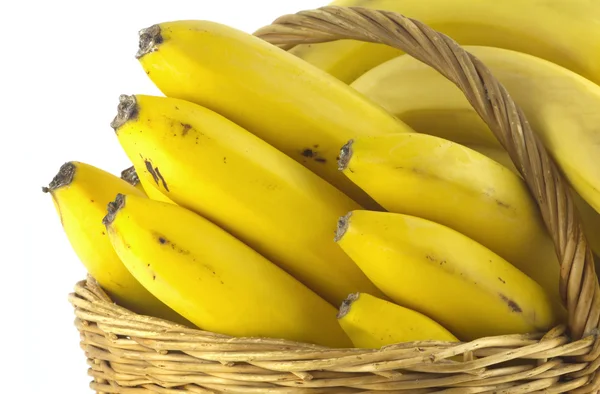 Banany w wiklinowym koszu na białym tle — Zdjęcie stockowe