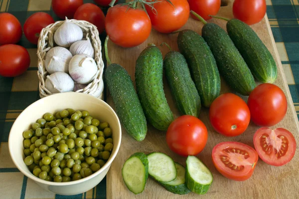 Mutfak masasının üzerinde sebze — Stok fotoğraf