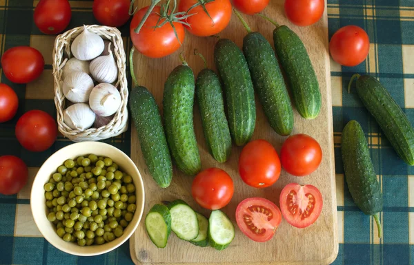 Mutfak masasının üzerinde sebze — Stok fotoğraf