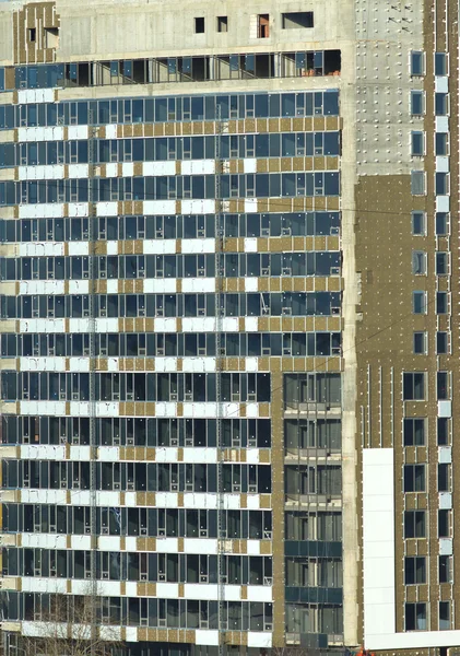 Montagem de isolamento térmico no edifício industrial — Fotografia de Stock