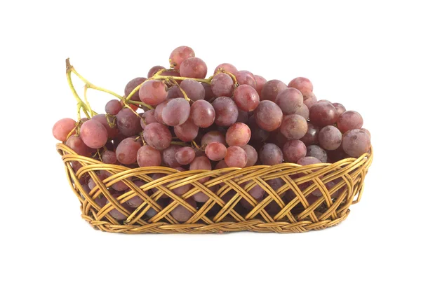 Winogron na oddział w słoma wiklina kosz na białym tle — Zdjęcie stockowe