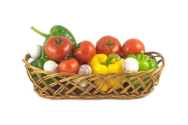 Légumes mûrs assortis dans un panier en osier isolé gros plan — Photo