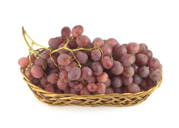 红葡萄在孤立的秸秆柳条篮子里的树枝上 — 图库照片