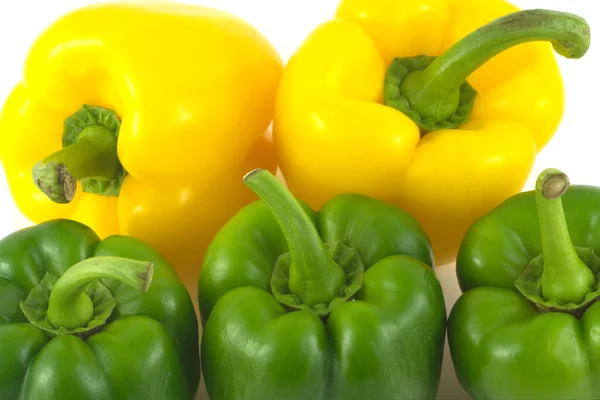 Pimientos en plato blanco aislado de cerca — Foto de Stock