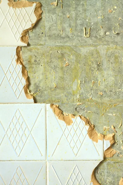Keramisk plattsättning på reparera rum vägg — Stockfoto