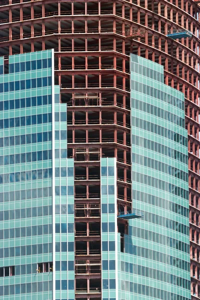 Mitten delen av flera våningar byggnad att bygga med nära upp — Stockfoto