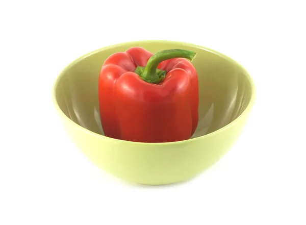 成熟的红辣椒，孤立的绿色碗里关闭 — 图库照片