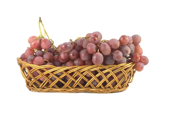 Winogron na oddział w słoma wiklina kosz na białym tle — Zdjęcie stockowe