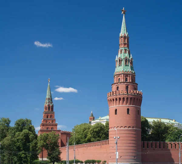 Kremlin van Moskou torens in zomerdag — Stockfoto