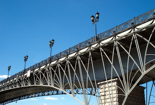 Retro stijl boog brug met decoratieve omheining — Stockfoto