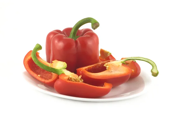 Peperoni rossi maturi su un piatto isolato — Foto Stock