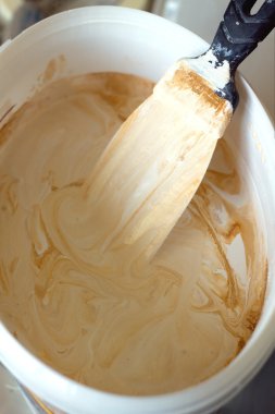 Beyaz kovaya karıştırma boyaları yakın çekim