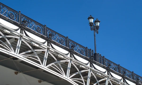 Ponte de arco estilo retro com cerca decorativa — Fotografia de Stock